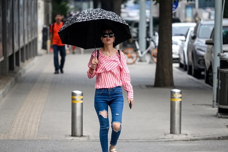 Sejak awal musim panas suhu tinggi yang terus berlanjut telah memanaskan ekonomi musim panas Tiongkok