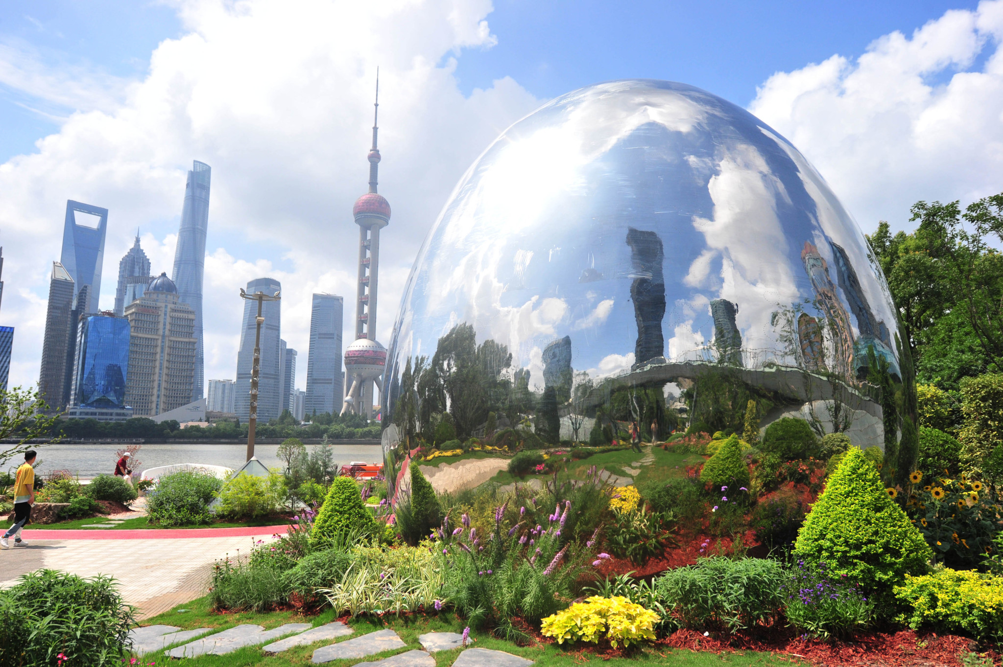 Bund berdiri sebagai lambang ikonik dari sejarah Shanghai yang kaya dan vitalitas modern