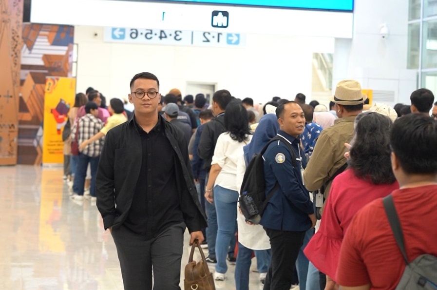 Fajri bereksperimen menggunakan koin untuk menguji kestabilan dan klaim tanpa Guncangan Kereta Cepat Whoosh