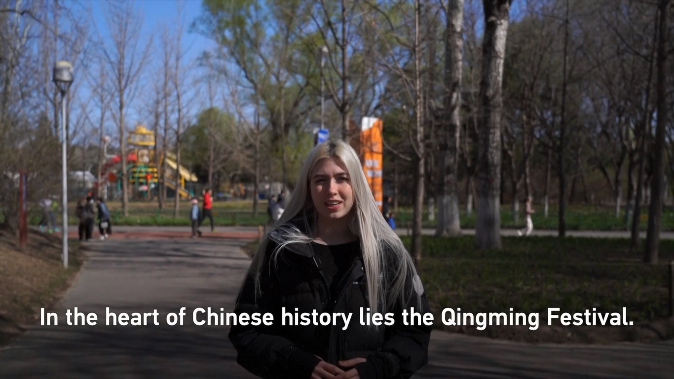 Mahasiswa tersebut juga memperkenalkan suguhan liburan unik yang biasa dilakukan selama festival tersebut