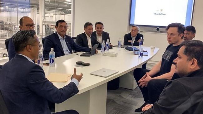 Menteri Koordinator Bidang Kemaritiman dan Investasi (Menko Marves) Luhut Binsar Pandjaitan menyatakan kepastian investasi Tesla milik pengusaha Elon Musk di RI akan diketahui saat agenda Konferensi Tingkat Tinggi G20 di Bali
