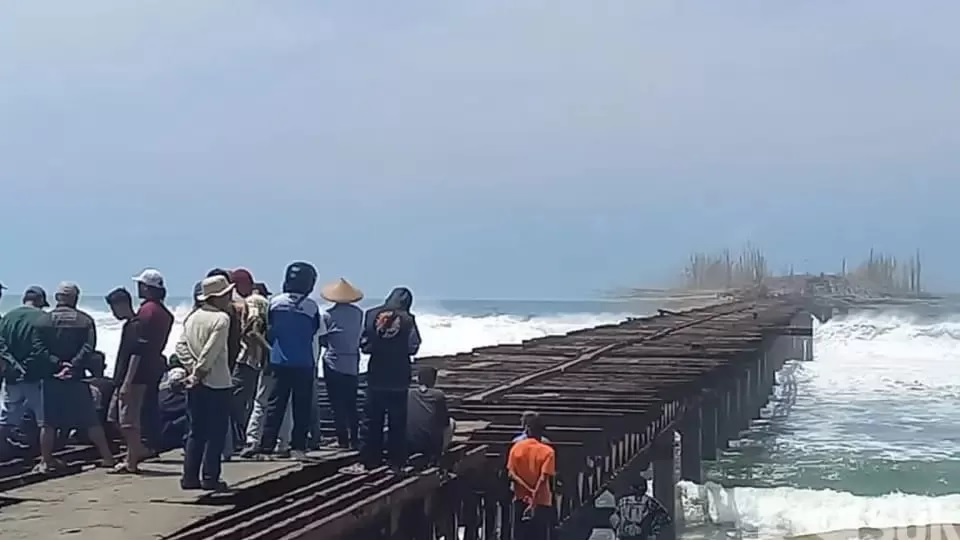 Mereka adalah nelayan dan pemancing yang terisolir di ujung Dermaga PT