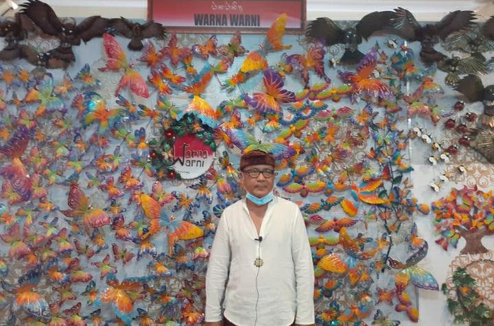 Selain memiliki keindahan alam budaya dan tradisi Bali juga memiliki hasil industri kerajinan tangan (handicraft) yang beraneka ragam yang menjadi incaran oleh wisatawan asing