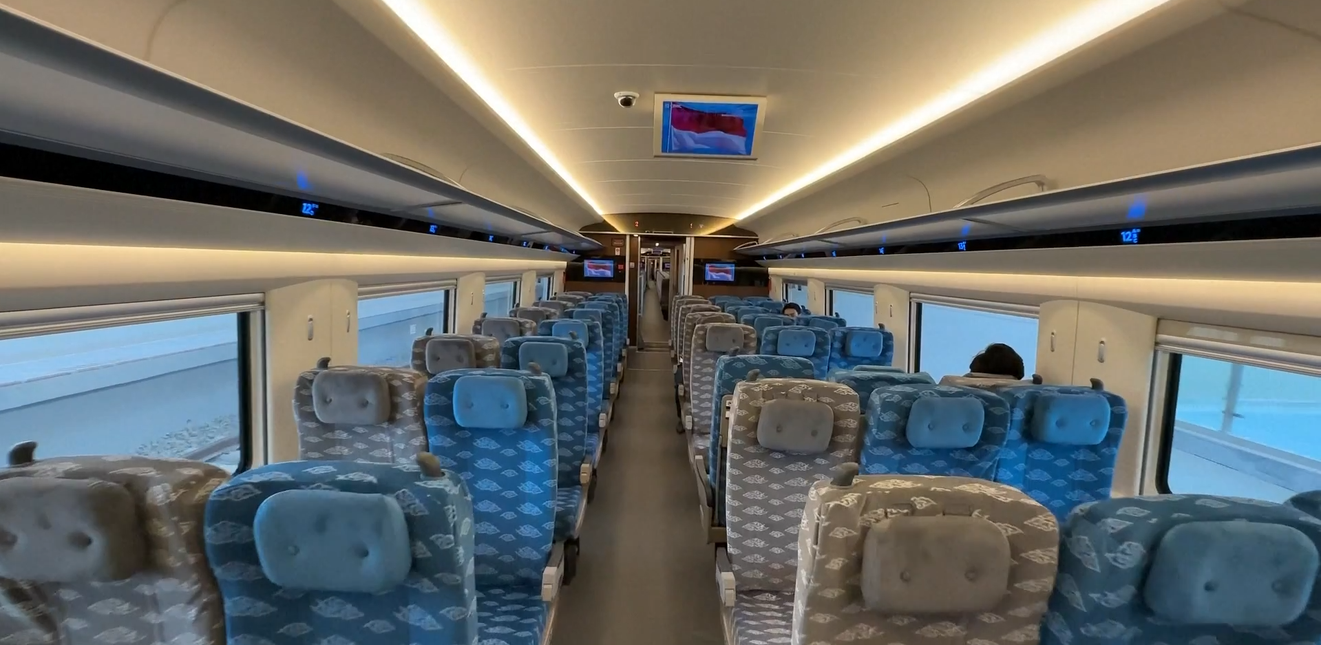 Kesan mewah langsung terasa begitu kaki melangkah masuk kabin penumpang kereta cepat