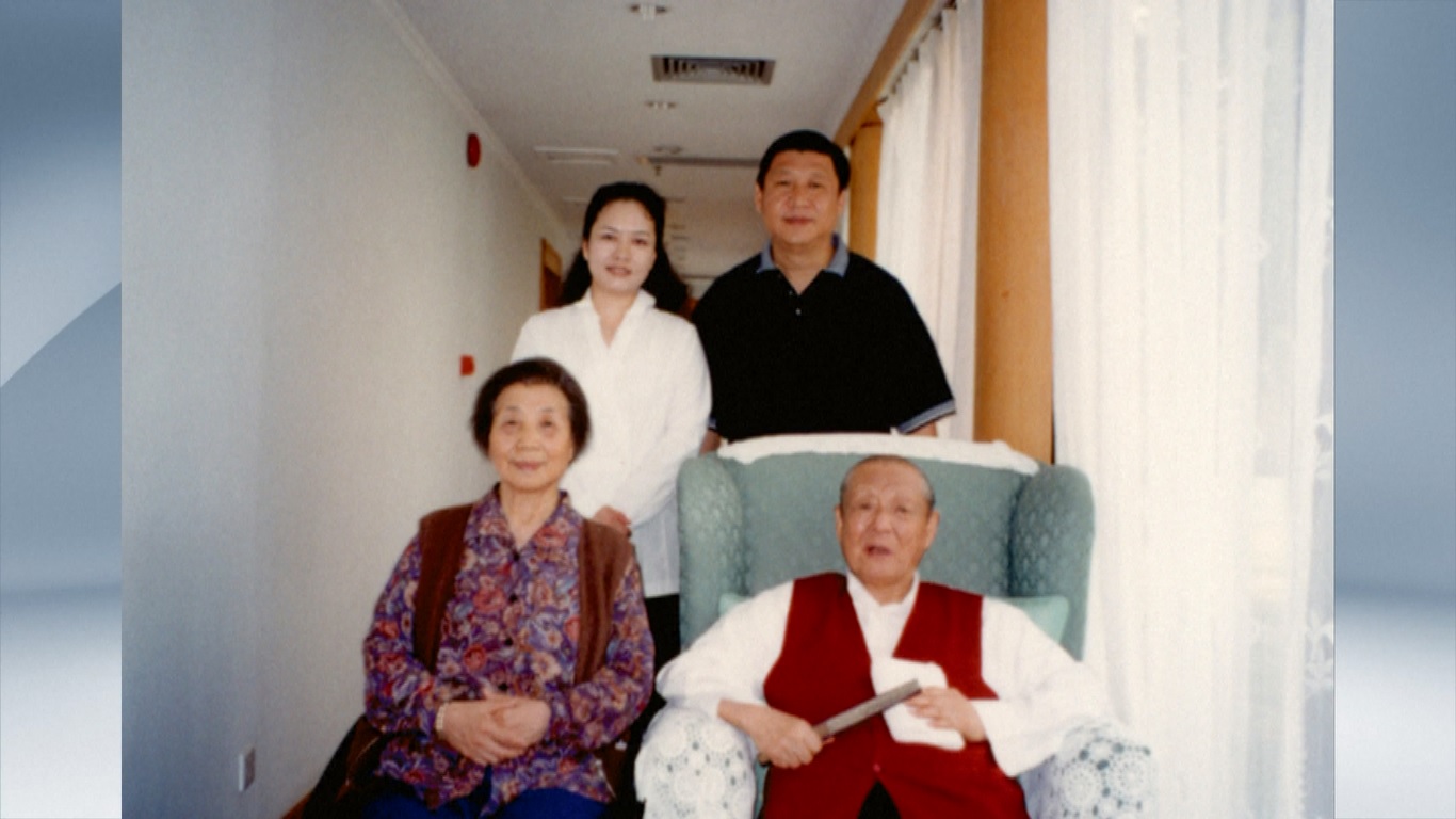 Xi menyimpan foto karya kaligrafi ibunya yang berisi 30 kata nasihat tersebut