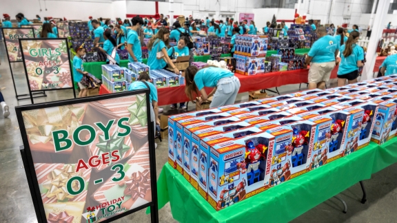 Karena sebagian besar mainan di pasar AS dibuat di Tiongkok tarif baru ini membuat merek mainan AS seperti MasterPieces tidak punya banyak pilihan selain berbagi beban dengan para pemain dalam rantai pasokan industri termasuk konsumen akhir