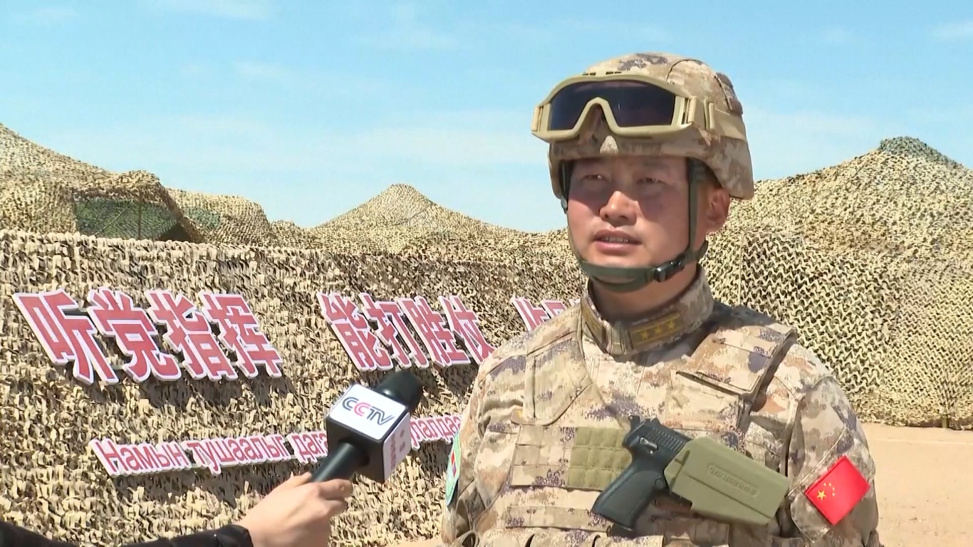 Kedua belah pihak mengadakan upacara pengibaran bendera