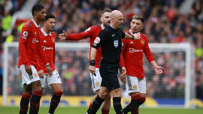 Wasit Anthony Taylor dianggap memberikan keputusan yang merugikan Manchester United dalam duel lawan Southampton di Liga Inggris
