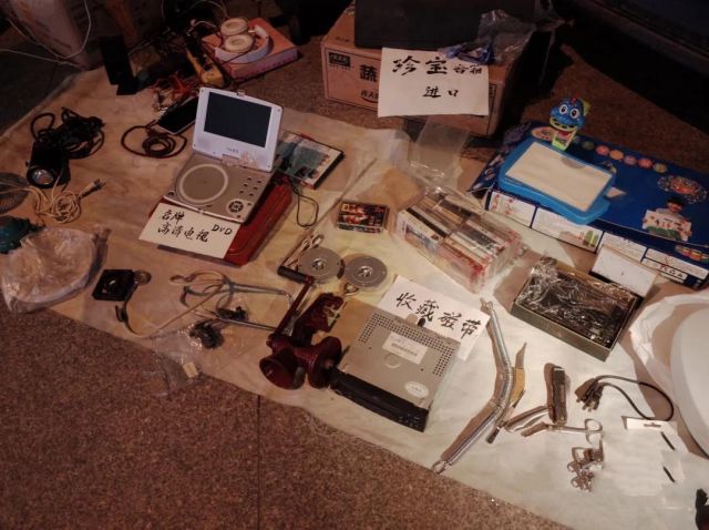 Sebagai jalan yang penuh dengan barang-barang kuno