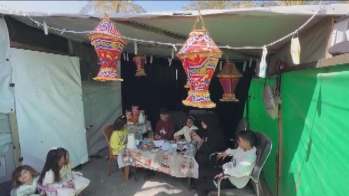 Anak-anak di Gaza Membuat Hiasan Idul Fitri dari Barang-Barang Bekas di Tengah Kehancuran Akibat Perang