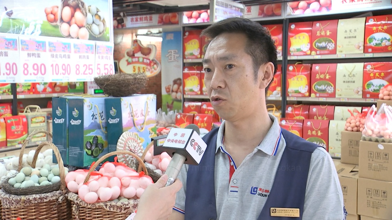 Para ahli mengaitkan kenaikan harga ini dengan produksi telur yang lebih rendah karena ayam petelur cenderung makan lebih sedikit selama bulan-bulan musim panas