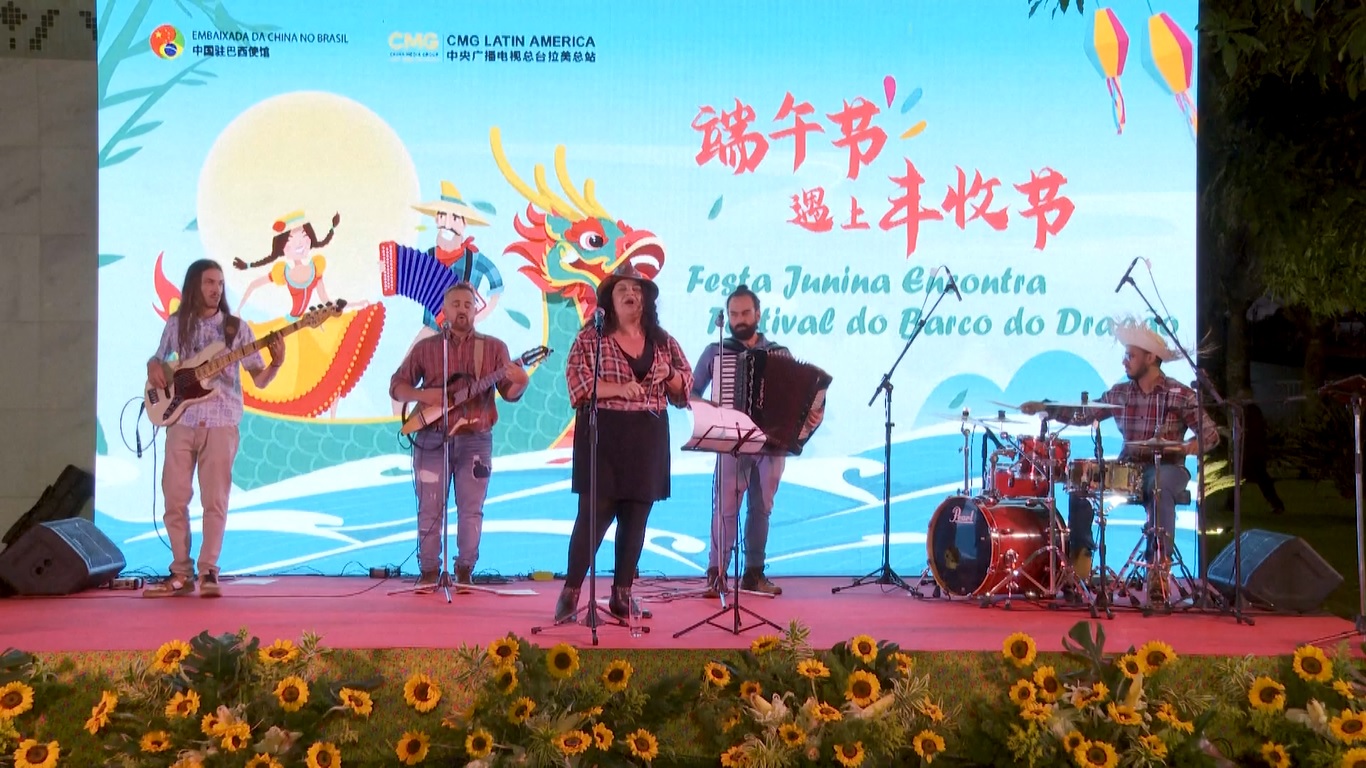 Acara tersebut bertema 'Duanwu Meeting Festa Junina' karena Festival Duanwu
