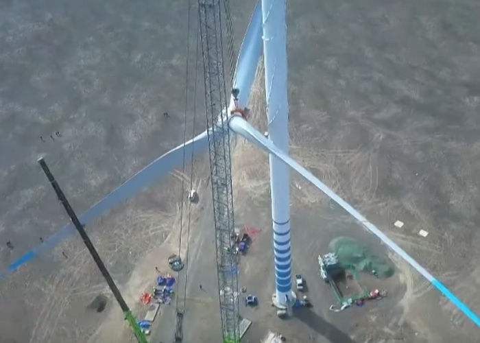 Turbin angin tunggal darat terbesar di Tiongkok menyelesaikan pemasangan blade pada hari Kamis (6/10/2022) di Daerah Otonomi Xinjiang Uygur