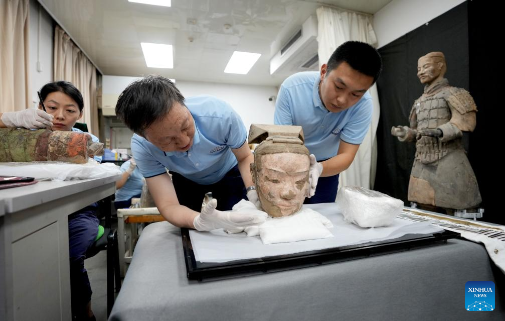 Ditemukan pada tahun 1974 dan terdaftar sebagai situs warisan dunia oleh UNESCO pada tahun 1987 pasukan Prajurit Terakota dibangun oleh Kaisar Qinshihuang dari Dinasti Qin (221 SM-207 SM)