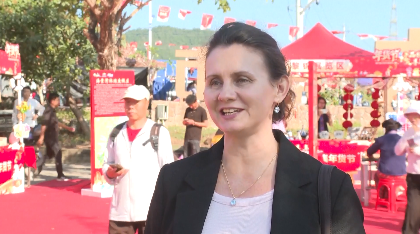 Para Wisatawan Berbondong-bondong Kunjungi Pasar Desa Berusia Seabad di Sanya untuk Rayakan Festival Musim Semi 2026