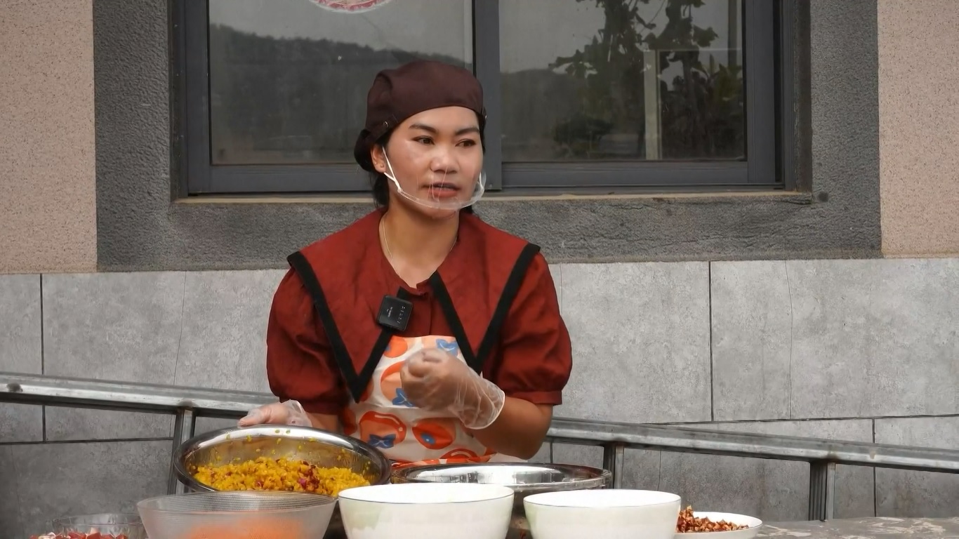 Zongzi adalah pangsit berbentuk piramida yang terbuat dari beras ketan yang dikukus dengan bambu atau daun alang-alang