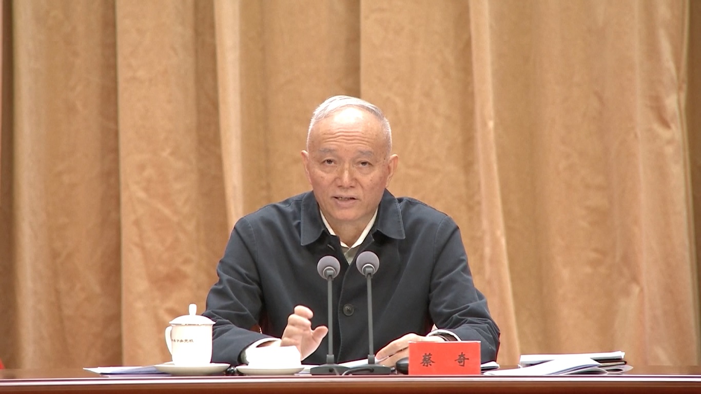 Xi mendesak mereka untuk tetap percaya diri dalam teori-teori baru Partai dan secara aktif mempraktikkannya