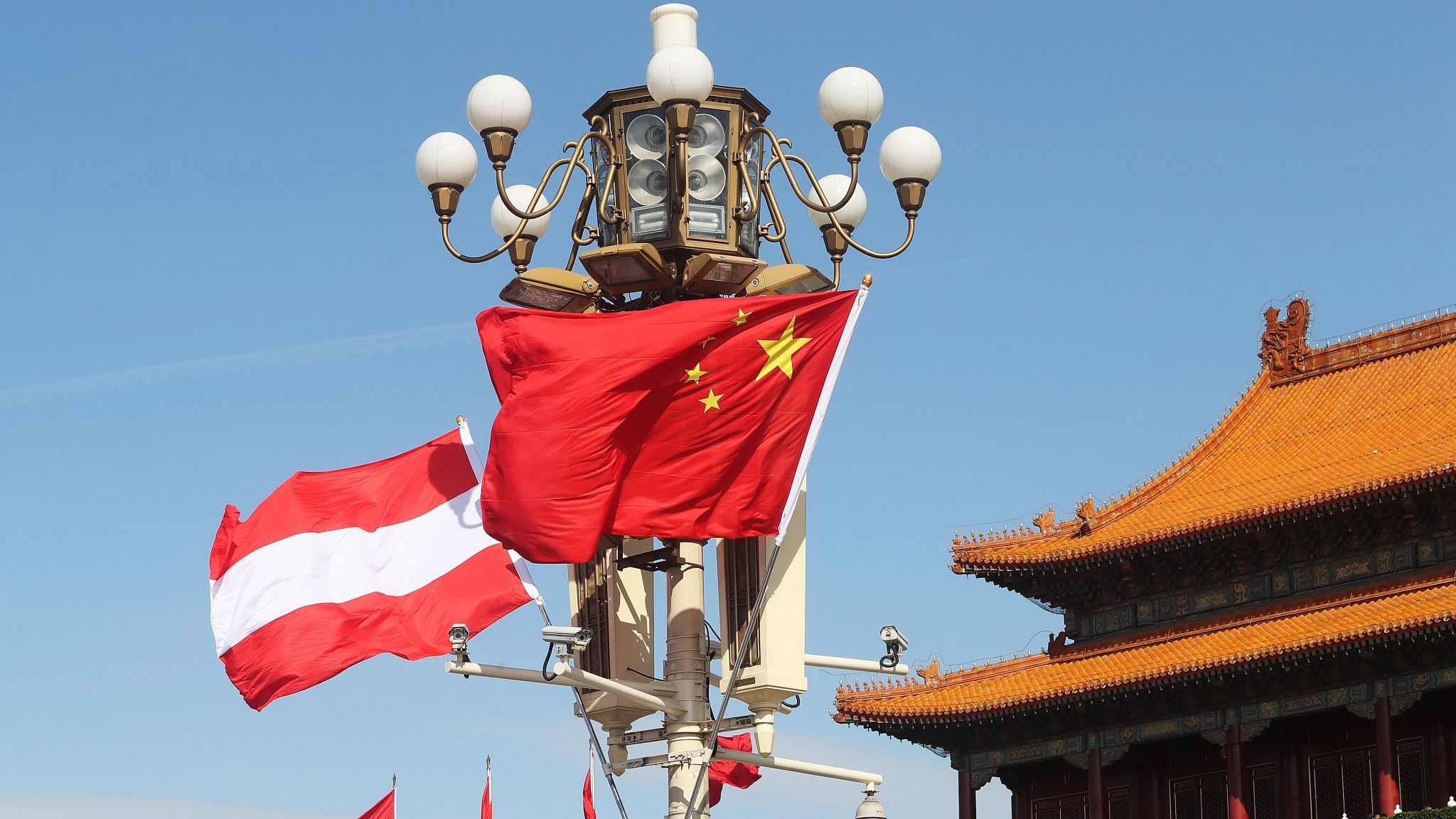 Presiden Tiongkok Xi Jinping hari Senin kemarin (10/10) menyampaikan ucapan selamat kepada Alexander Van der Bellen atas terpilihnya kembali sebagai Presiden Austria