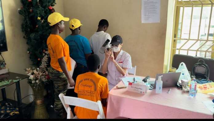 Anak-anak yatim piatu tersebut yang berusia antara empat hingga 21 tahun