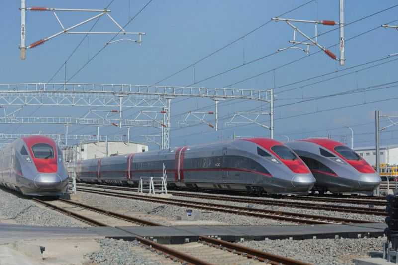 KCIC menginformasikan bahwa jalur KA cepat dialiri arus listrik sebesar 27