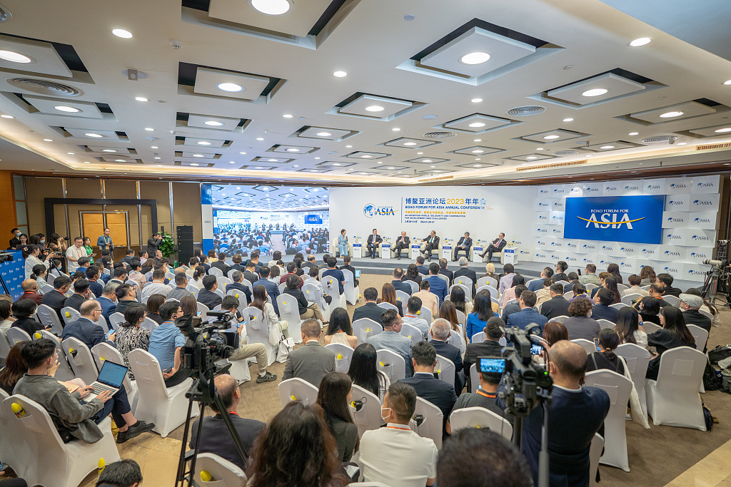 Para hadirin berfokus pada hasil-hasil yang tercapai dalam pembangunan Sabuk dan Jalan selama 10 tahun ini dan bertukar pendapat mengenai pembangunan pada masa depan