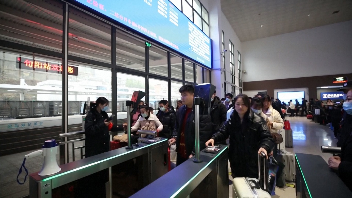 Departemen kereta api di kota-kota seperti Xining di Provinsi Qinghai dan Lanzhou di Provinsi Gansu