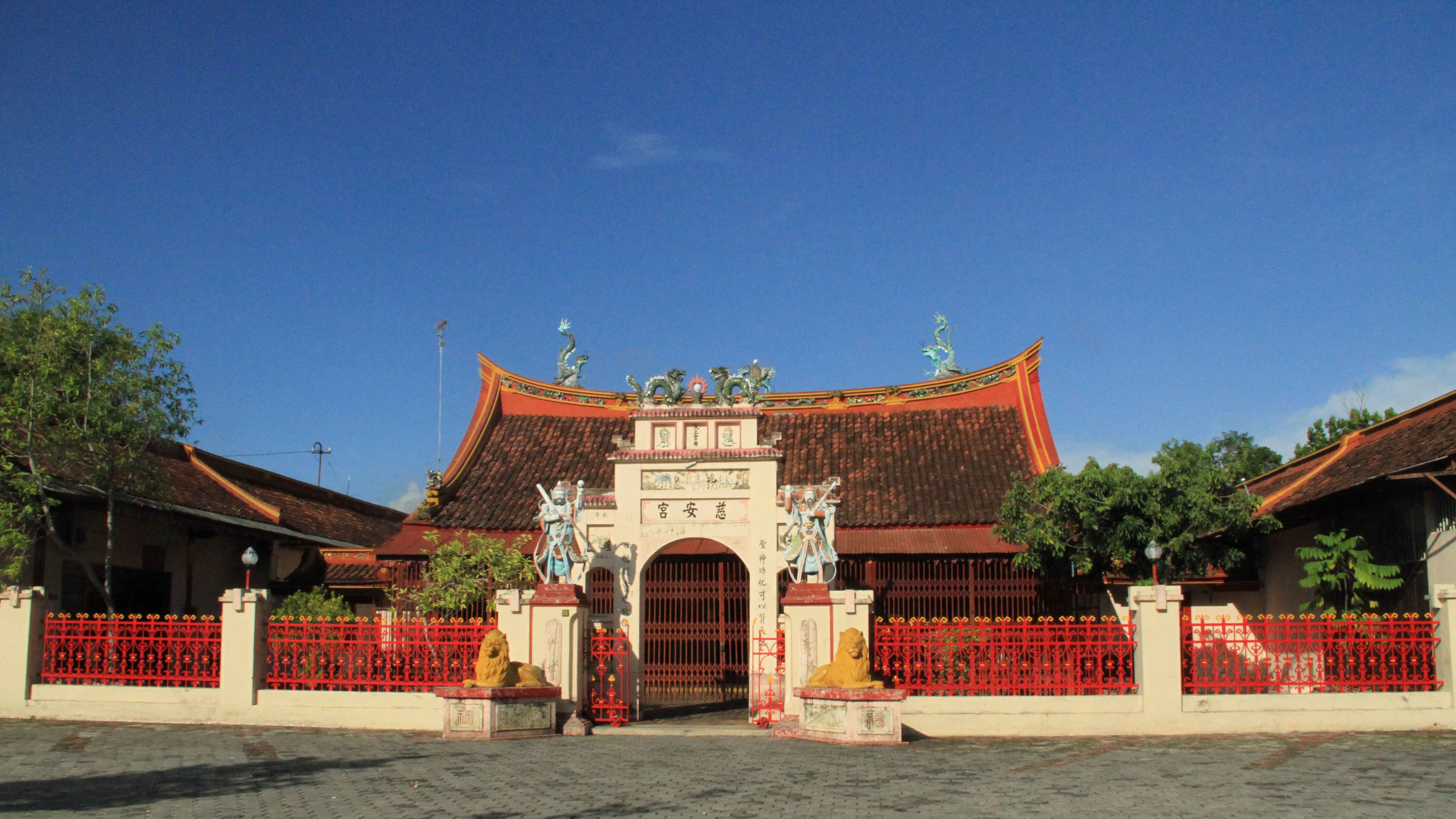 Bangunan ini  dipenuhi oleh aneka ragam hias simbolik penuh makna yang menggambarkan prinsip Yin dan Yang serta harapan hidup penuh kebajikan dan kesejahteraan