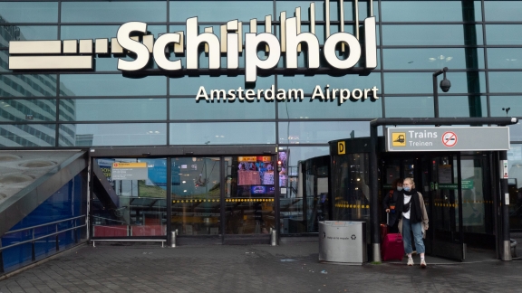 Pada bulan Mei Tiongkok memperpanjang kebijakan bebas visanya hingga 31 Desember 2025 untuk warga negara Belanda dan 11 negara lainnya