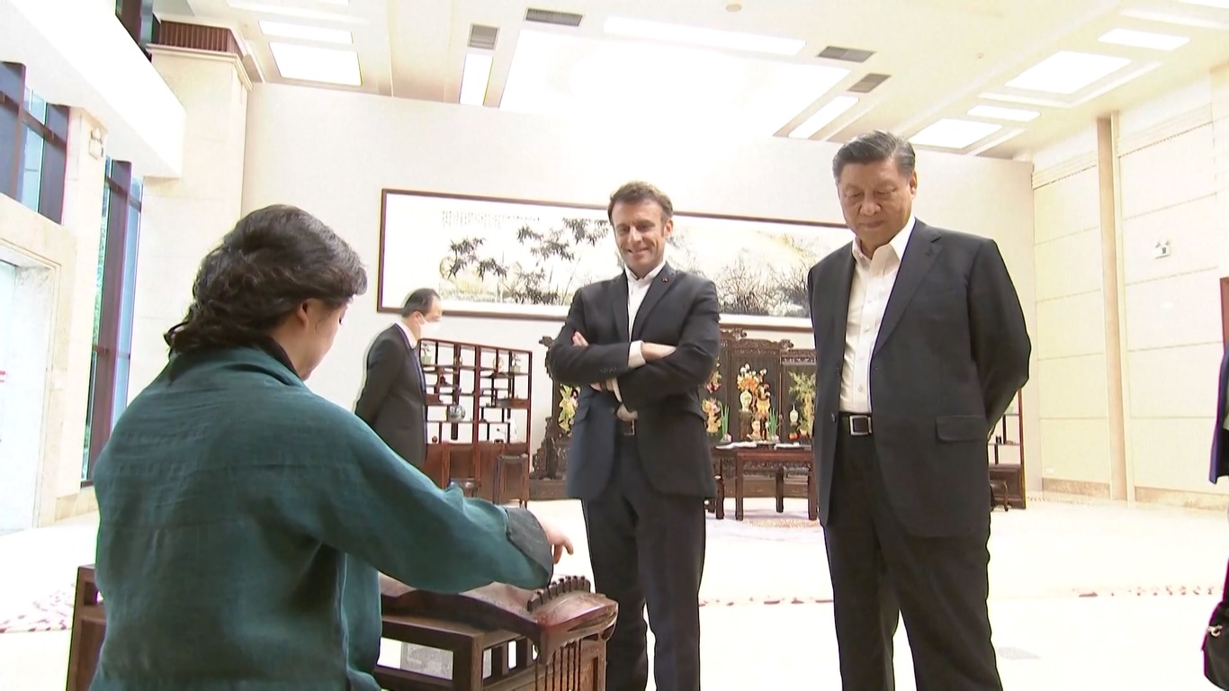 Macron menunjukkan minat yang besar pada musik tersebut