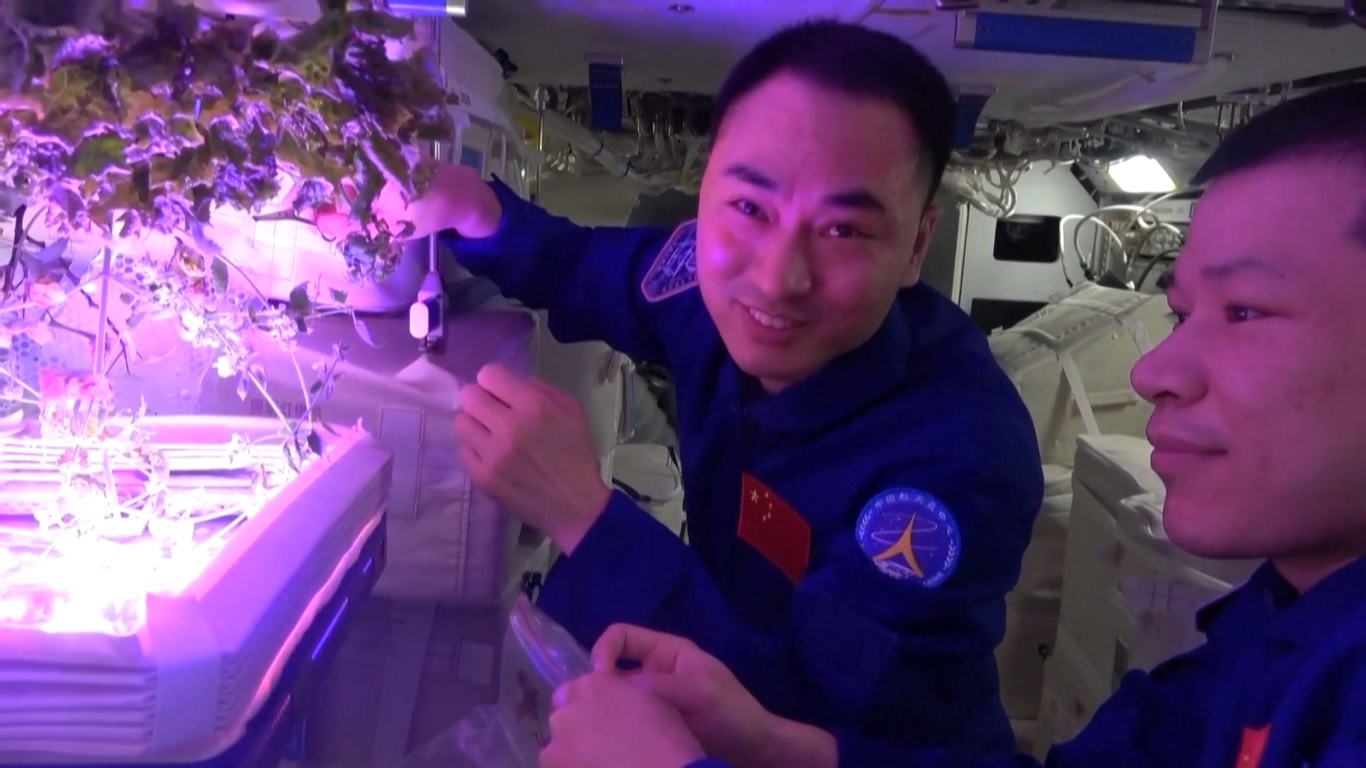 Kru Shenzhou-20 Tiongkok Kirimkan Ucapan Selamat Festival Pertengahan Musim Gugur dari Luar Angkasa