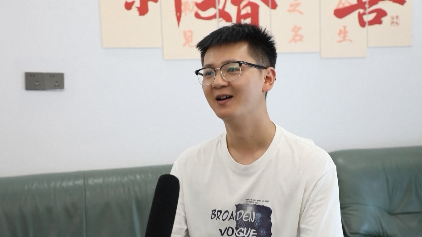 Tukang Reparasi Sepeda Motor Tiongkok &#039;Melukis&#039; Mimpi Artistik dengan Oli Mesin