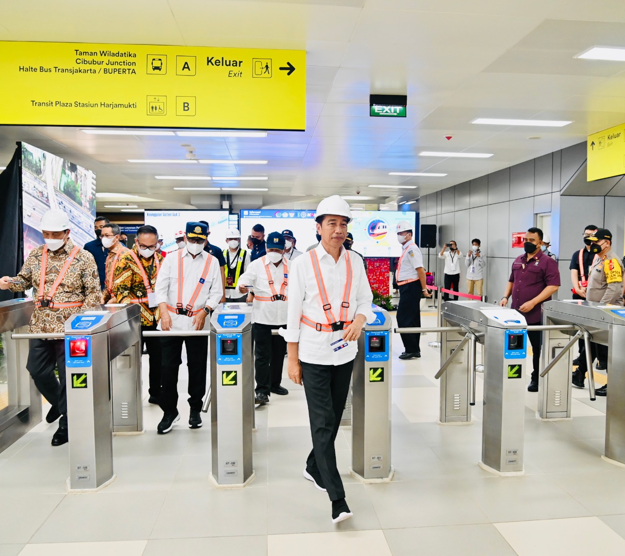 Presiden RI Joko Widodo meninjau stasiun  lintas rel terpadu  (LRT) Taman Mini Indonesia Indah (TMII) yang terletak di Kota Administrasi Jakarta Timur