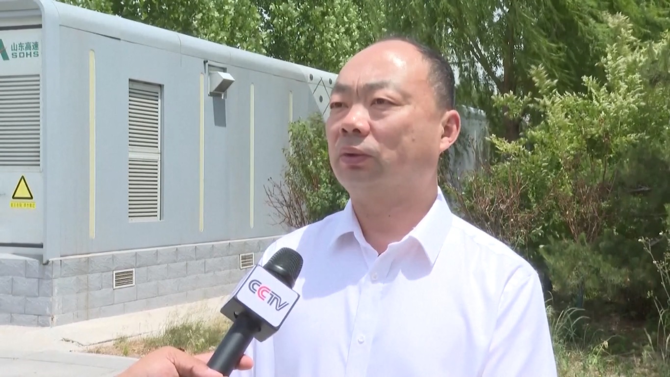 Dengan panel surya yang dipasang di seluruh fasilitas jalan raya