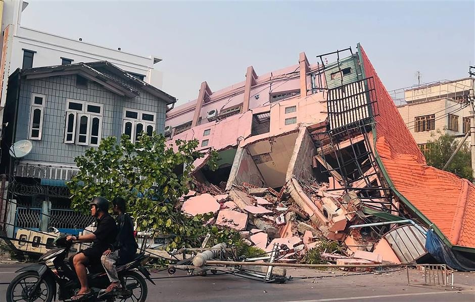 Gempa berkekuatan 77 skala Richter itu menyebabkan kerusakan luas di seluruh negara yang dilanda perang itu dan jumlah korban tewas diperkirakan akan terus meningkat