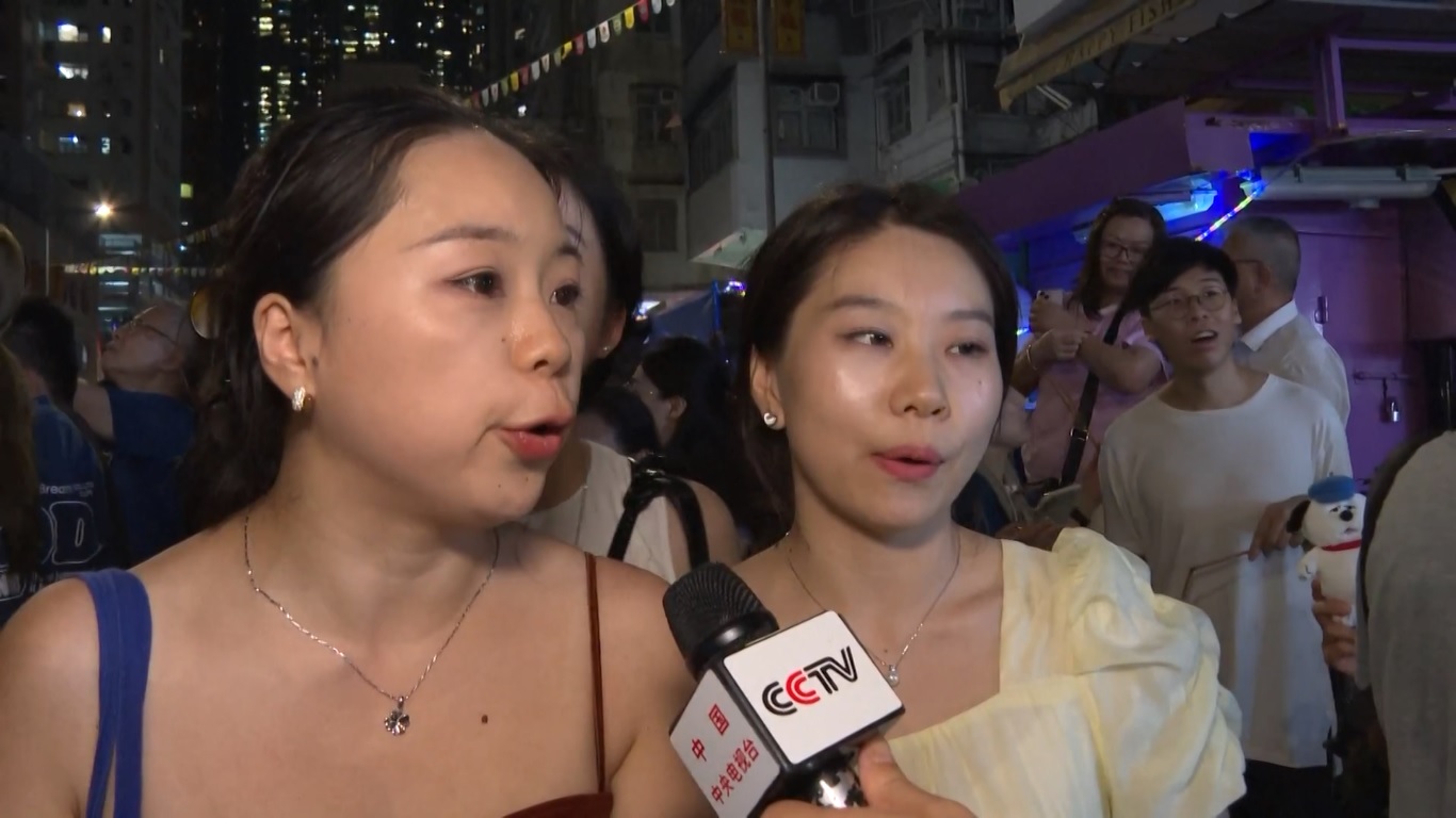 Festival Pertengahan Musim Gugur adalah festival Tiongkok yang dirayakan pada hari ke-15 bulan kedelapan kalender lunar Tiongkok