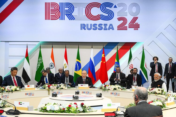 Mata uang BRICS merupakan konsep mata uang lokal yang tengah direncanakan negara anggota BRICS untuk perdagangan dan investasi antar negara anggota