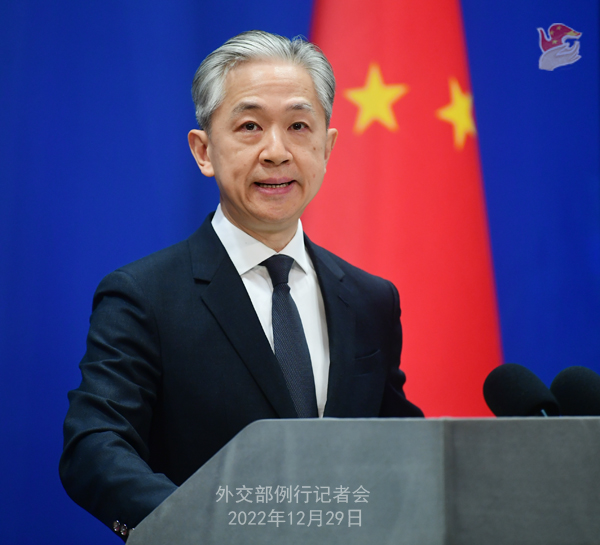 Media Barat tertentu menyebut bahwa tindakan penyesuaian Tiongkok terhadap kebijakan penanggulangan COVID-19 menunjukkan konsep Tiongkok untuk menanggulangi COVID-19 telah berubah dan tidak lagi mementingkan keselamatan jiwa rakyat