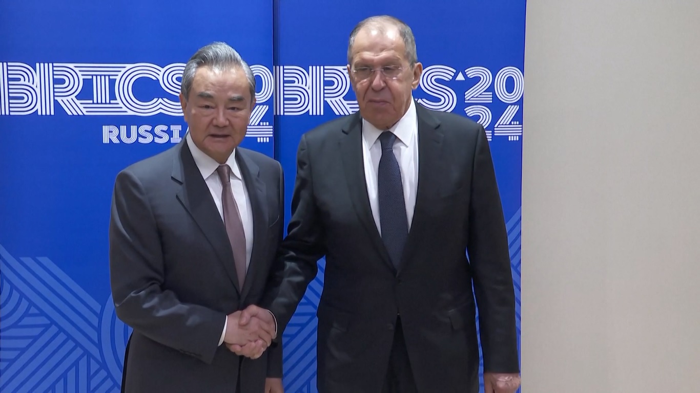 Wang mengatakan bahwa mengembangkan hubungan Tiongkok-Rusia adalah pilihan strategis yang dibuat oleh kedua belah pihak berdasarkan kepentingan fundamental masing-masing