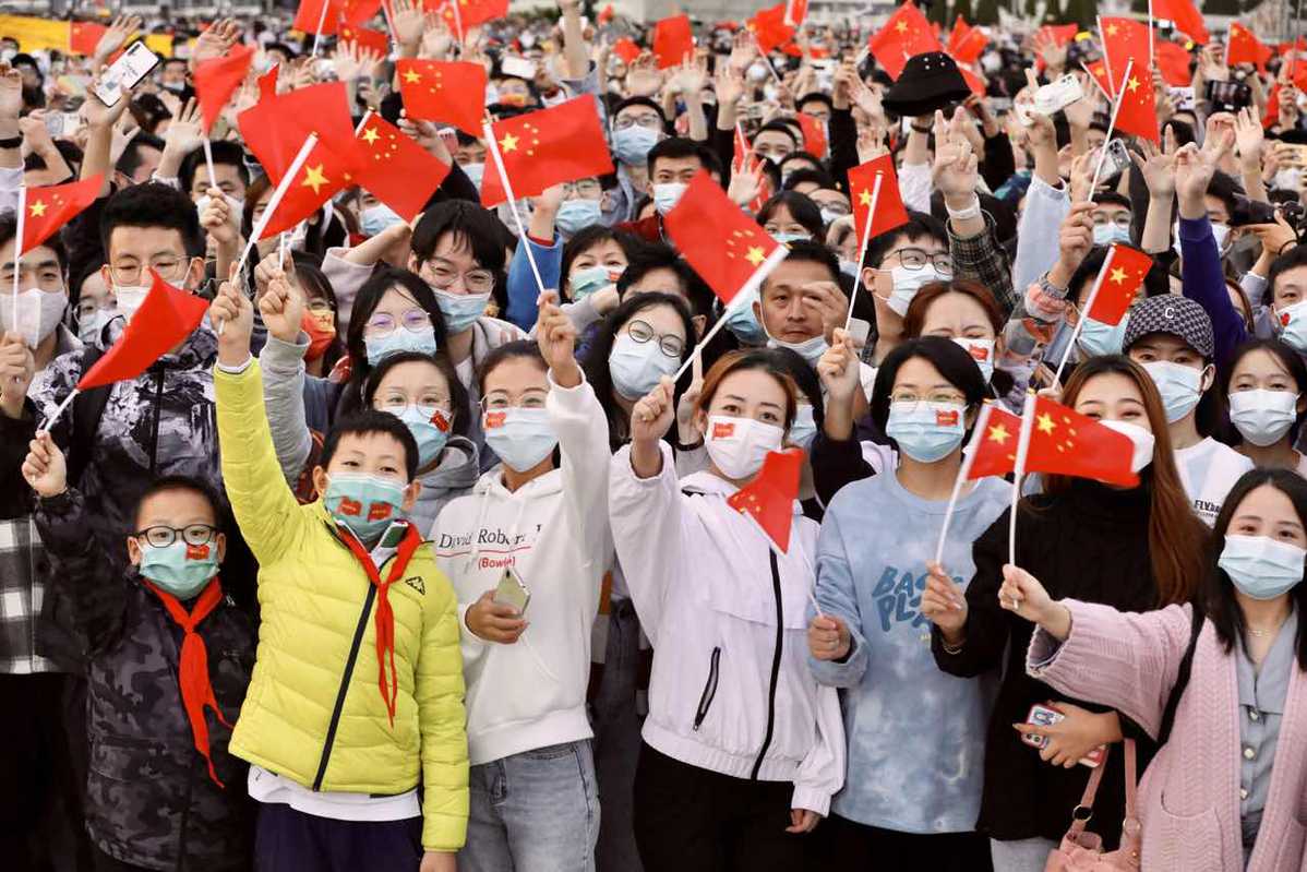 Dalam setahun terakhir menghadapi wabah dan situasi kawasan internasional yang rumit diplomasi Tiongkok selalu memelihara keaslian diplomasi rakyat