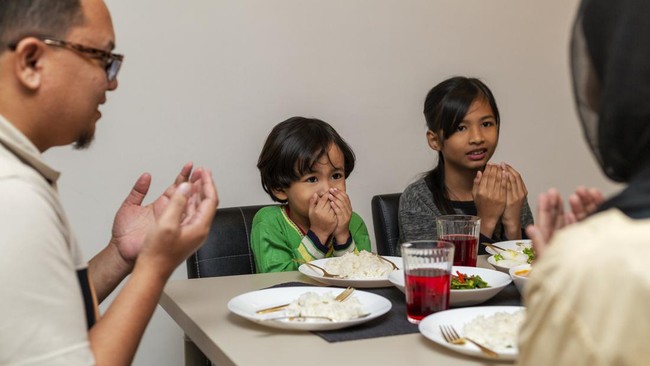 Islam menganjurkan orang tua muslim untuk mengajarkan anak-anaknya agar berpuasa ketika Ramadhan Salah satunya dengan menunaikan puasa setengah hari