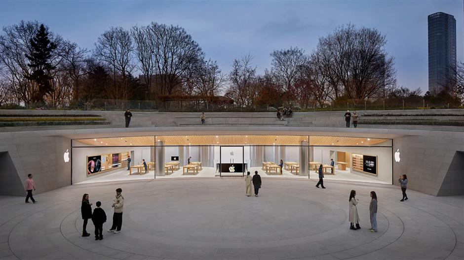 Penjualan iPhone Apple turun secara global