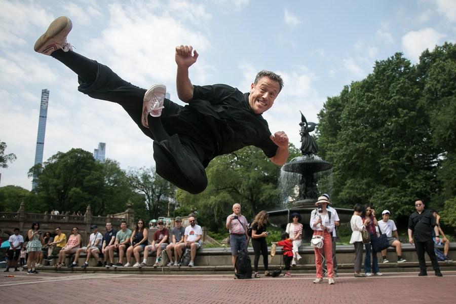 Upacara dragon eye dotting atau membangunkan naga digelar di New York City