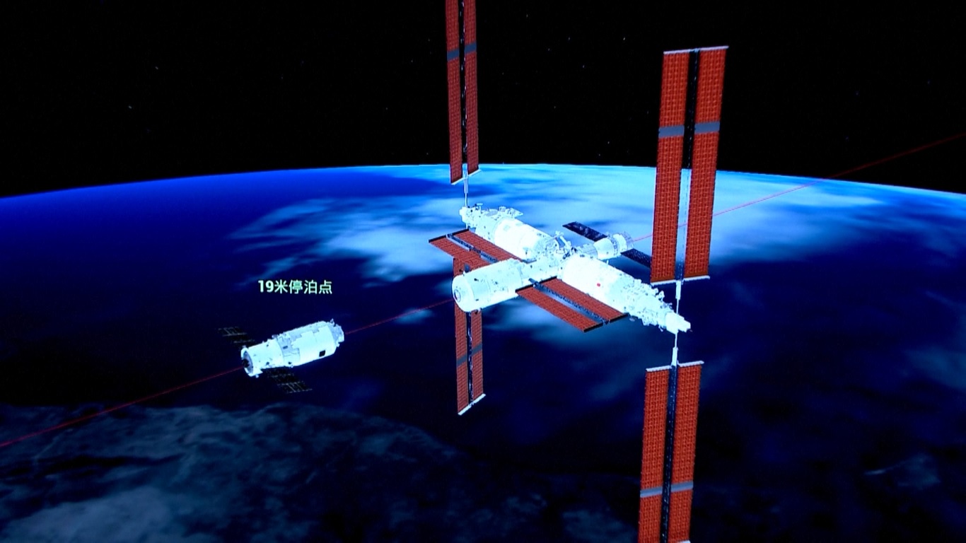 Para anggota kru Shenzhou-17 yang berada di dalam stasiun luar angkasa Tiangong akan secara bertahap memindahkan barang-barang dari pesawat kargo ke dalam stasiun tersebut