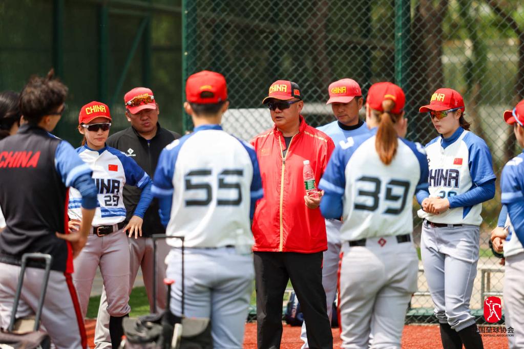 Tiongkok pernah menjadi kekuatan dominan dalam softball putri di Asian Games saat mereka memenangkan medali emas tiga kali berturut-turut pada tahun 1990
