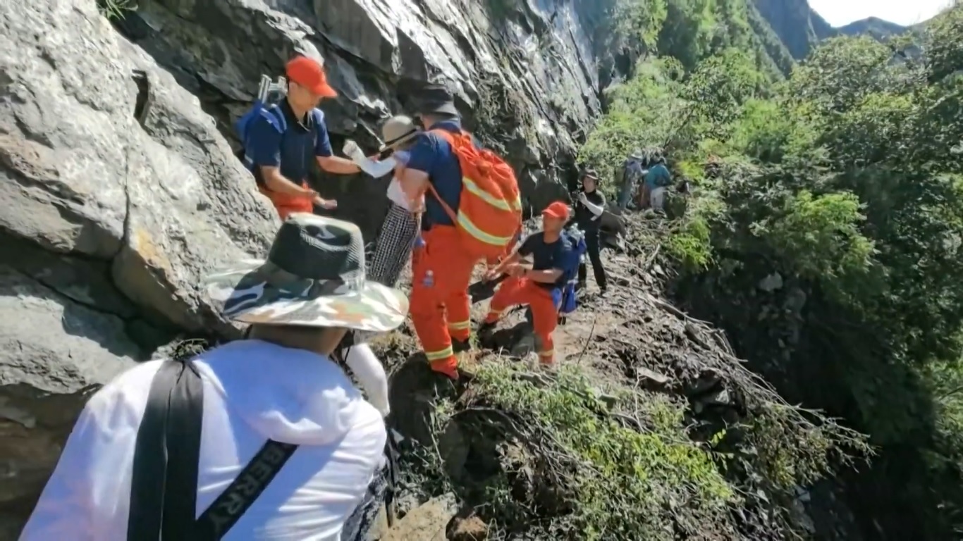 Petugas Damkar Evakuasi 113 Warga yang Terlantar dalam 7 Jam di Pinggiran Kota Beijing yang Dilanda Banjir