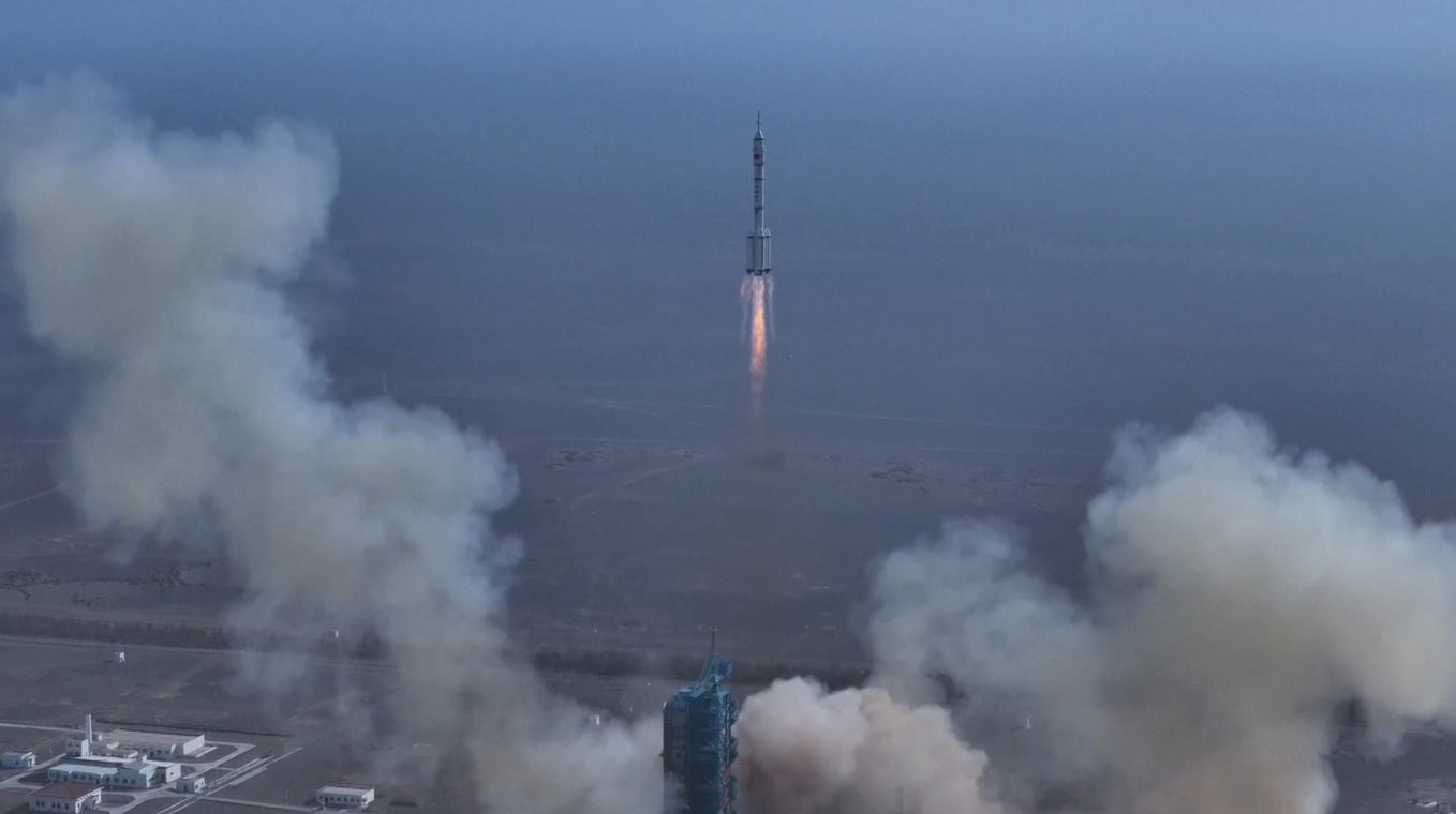 Tiongkok Berhasil Kirim Pesawat Ruang Angkasa Shenzhou-22 ke Orbit dalam Misi Peluncuran Darurat Pertama