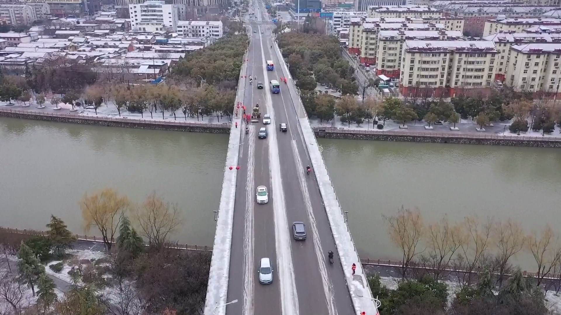 Pihak berwenang setempat telah menerapkan langkah-langkah tanggap darurat untuk mengatasi salju lebat