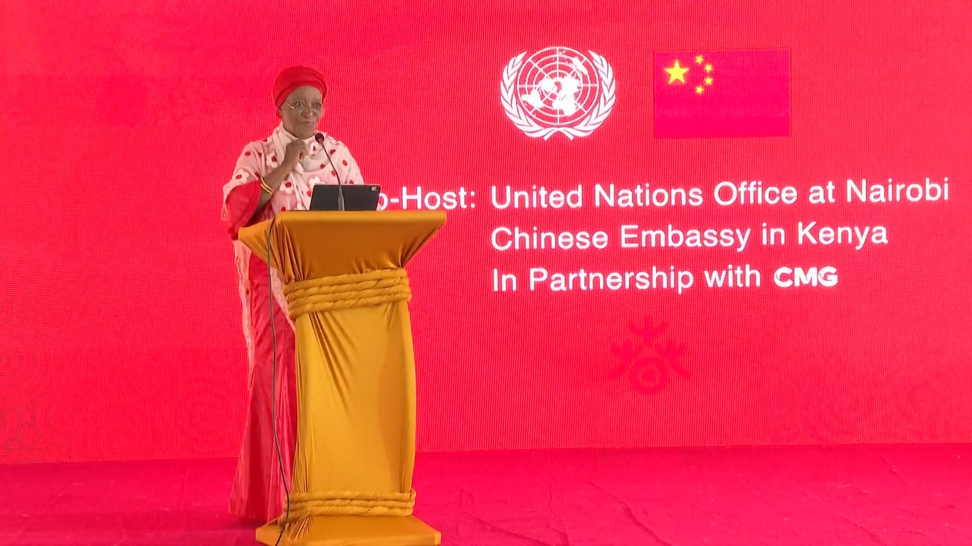 Stan pameran budaya pada acara tersebut menarik berbagai tamu untuk merasakan tradisi dan budaya Tahun Baru Imlek seperti menulis Bait Festival Musim Semi dan menggunting kertas