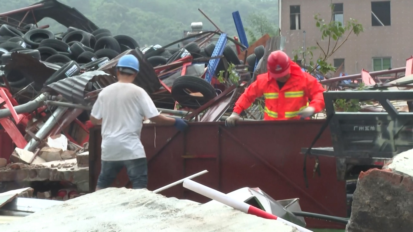 Sekitar pukul 15:00 pada hari Sabtu (27/4)