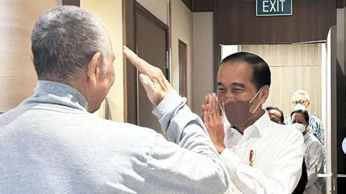 Presiden Joko Widodo (Jokowi) telah menjenguk Menteri Koordinator Bidang Kemaritiman dan Investasi (Menko Marves) Luhut Binsar Pandjaitan yang tengah menjalani perawatan di Singapura Jokowi mengatakan bahwa kondisi Luhut semakin membaik